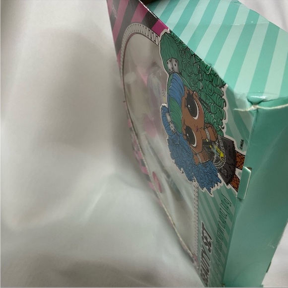 LOL Surprise Beauty Set Bubble Gum Fragrance/Surprise Flavour Glitter Gloss - Picture 10 of 14